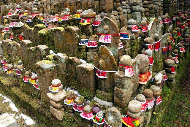 大阪では死者の10人に1人が無縁遺骨に――家族がいても進む無縁仏への道