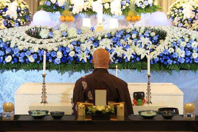 葬式は、要らない」が加速―“人の死”にまつわる不合理な伝統｜無縁仏で