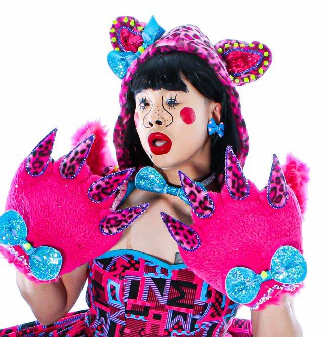 謎に包まれた経歴と存在感で人気のYouTuber、ブリアナ・ギガンテの初