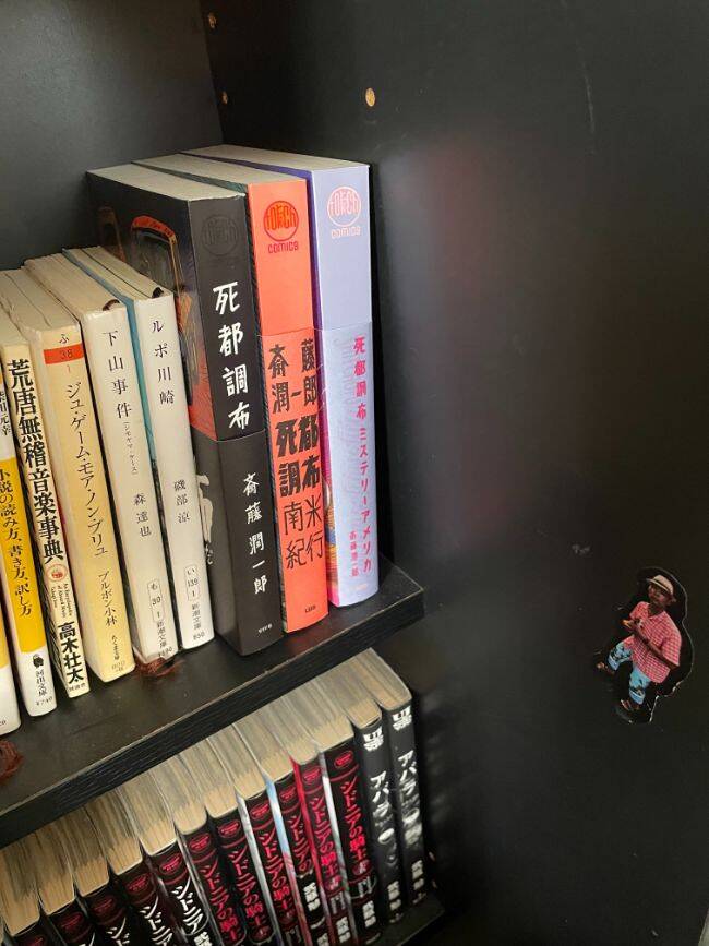 無名の自費出版本が自分の死後も残り続けることを夢見る会社員の本棚