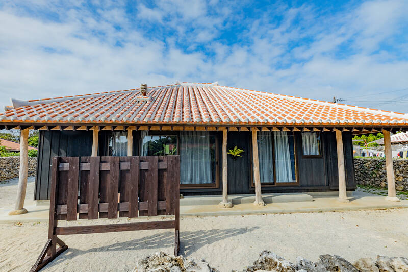 65歳、竹富島の伝統家屋で暮らす 離島で叶えた“静かな朝と書く時間