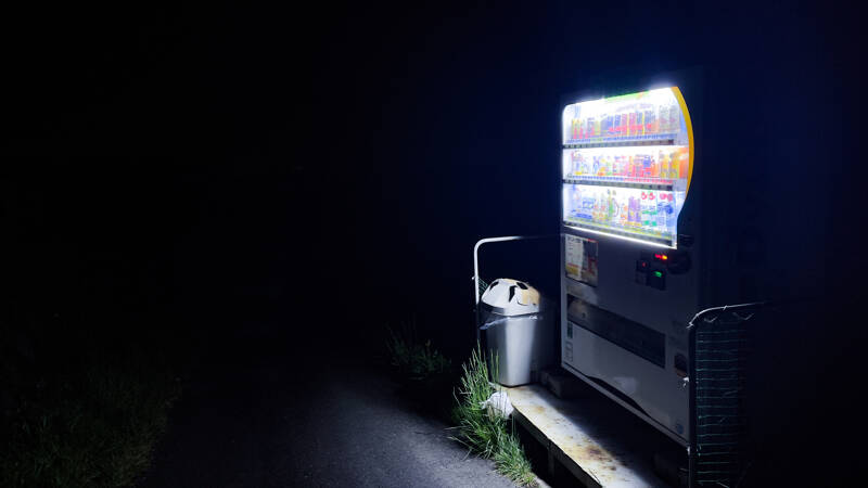 天空の自動販売機」存在しないはずの“13階”に現れる、欲望を売る奇妙な