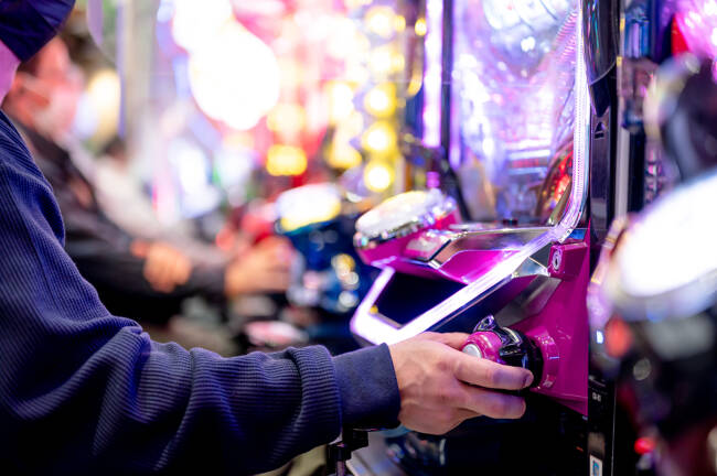 パチンコ、パチスロを遊戯する人々 96908246